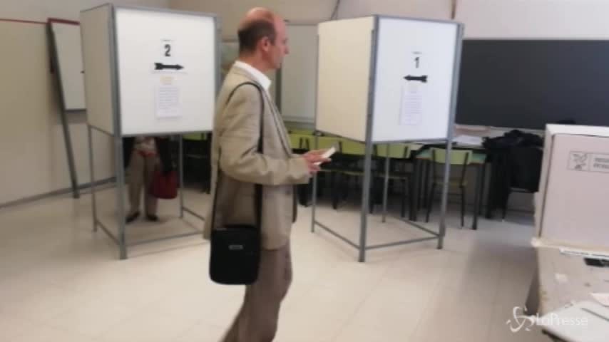 Voto in Friuli Venezia Giulia, al seggio il candidato del M5s Alessandro Fraleoni Morgera