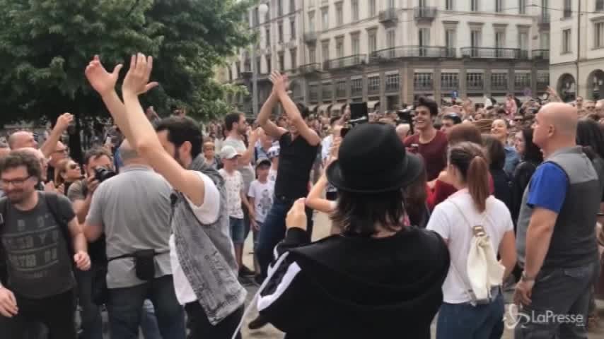 Bolle balla Fame per strada a Milano: pienone a piazza della Scala