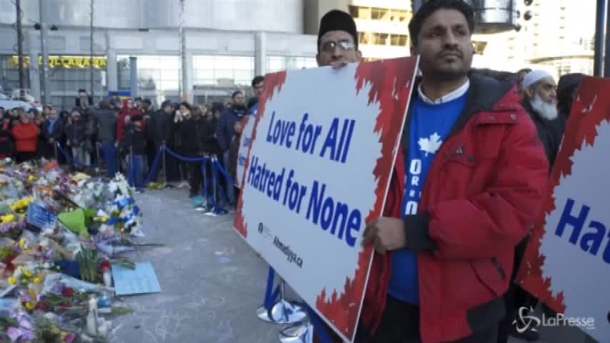 Canti, messaggi e candele per le vittime della strage di Toronto