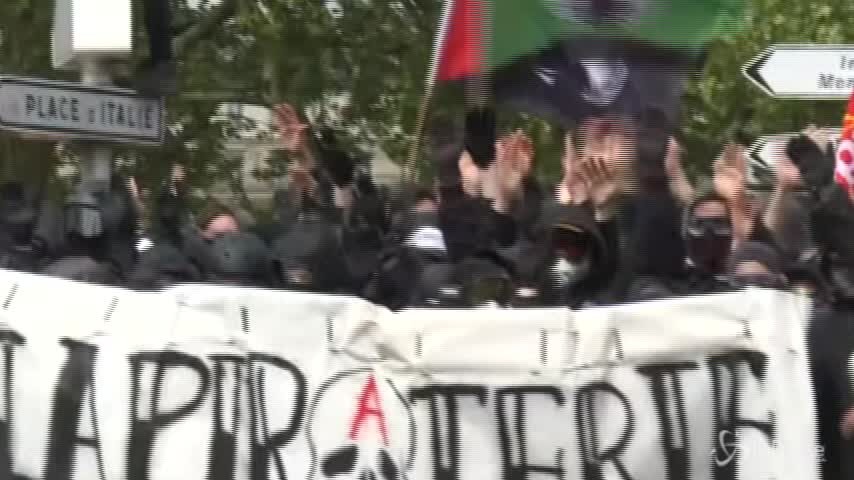 Parigi, violenze durante la parata del 1 maggio