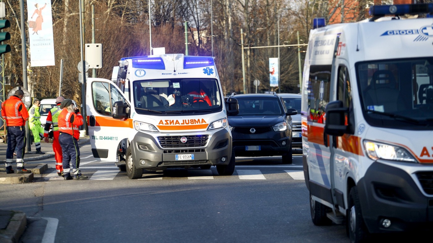 Brescia, discoteca in fiamme: 17 intossicati dal fumo