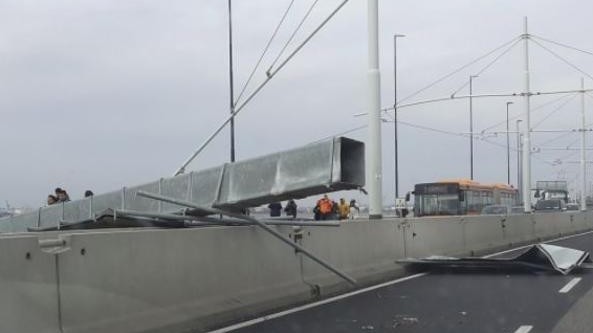 Paura a Venezia, crolla un pilone sul Ponte della Libertà: traffico bloccato