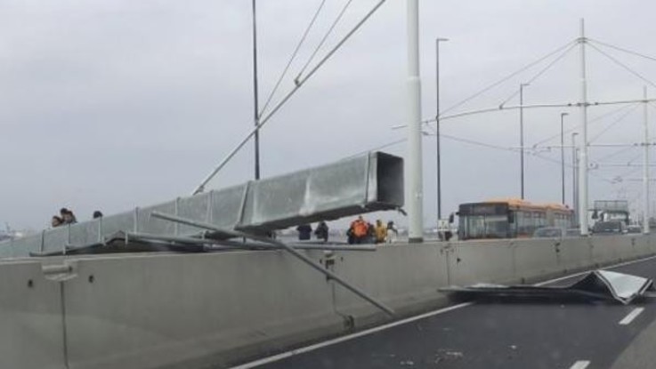 Paura a Venezia, crolla un pilone sul Ponte della Libertà: traffico bloccato