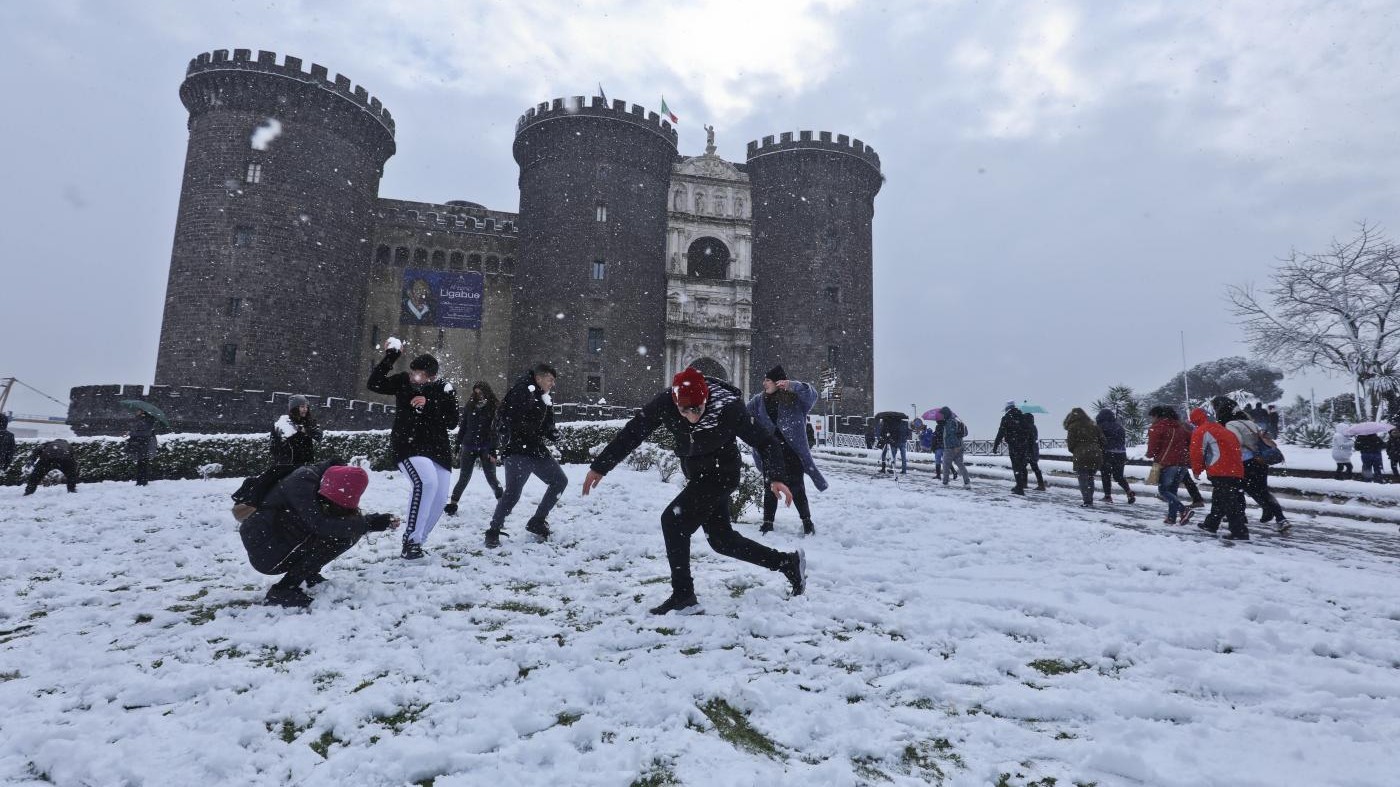 Italia paralizzata dal maltempo, anche Napoli sotto la neve: fermi bus e metro, scuole chiuse