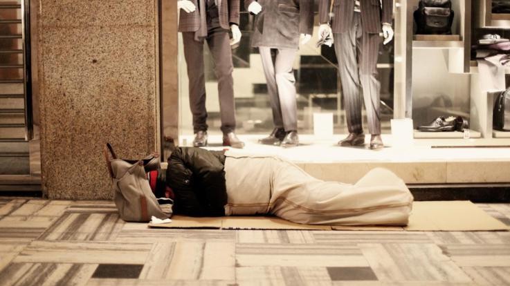 Milano, clochard morto di freddo, dormiva sotto i portici vicino alla Stazione Centrale