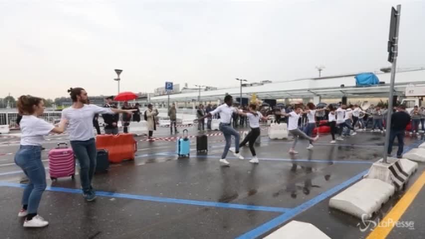 Linate, l’inaugurazione della nuova facciata dell’aeroporto diventa un musical
