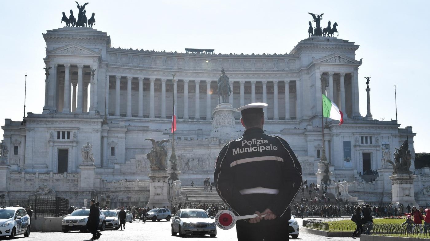 Ambiente, Raggi: “Dal 2024 le auto diesel vietate nel centro di Roma”