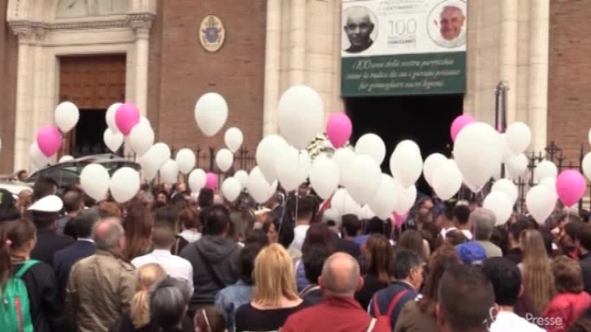 Funerali Pamela Mastropietro: l’uscita del feretro tra gli applausi