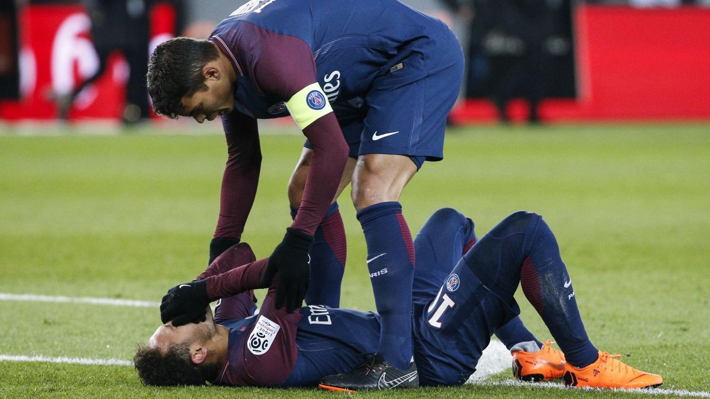 Psg, Neymar sarà operato in Brasile: rischia due mesi di stop