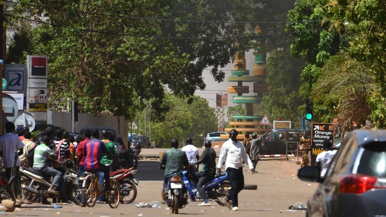 Burkina Faso, almeno 28 morti nell’attacco all’ambasciata francese