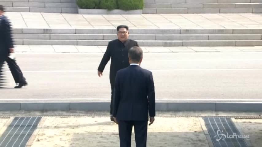 Corea del Sud, è “pace-mania”: i turisti imitano la stretta di mano Kim e Jae-In