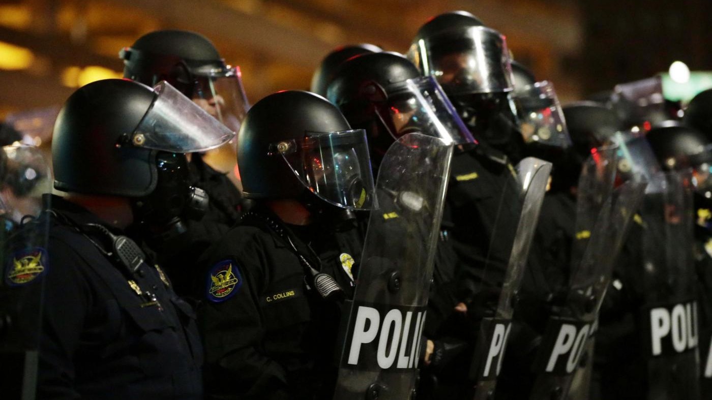 Michigan, diciannovenne uccide genitori in università e fugge armato