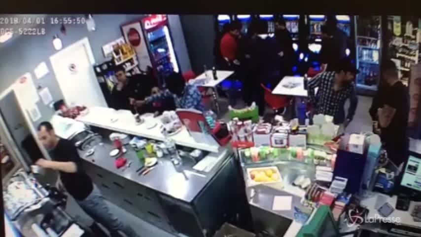 Roma, Casamonica aggrediscono disabile in un bar. Il video