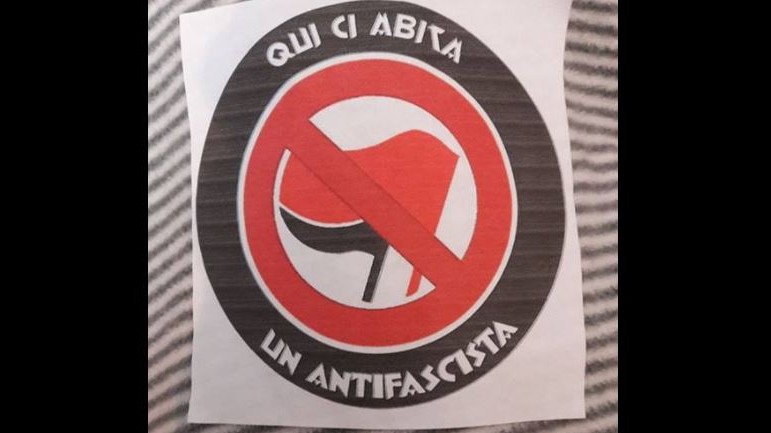 “Qui abita un antifascista”. A Pavia adesivi “marchiano” le case