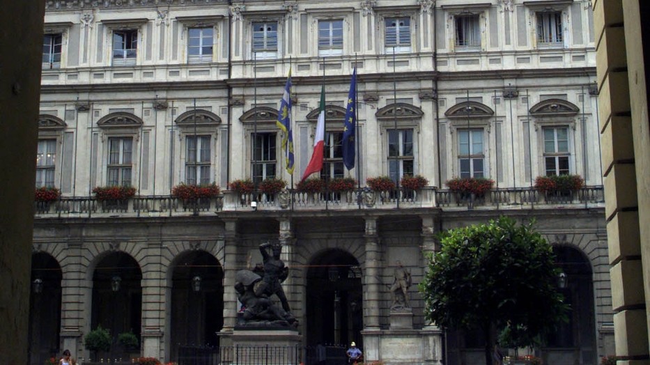 Torino vieta atto di nascita a gemelli coppia gay. Il Comune: “Risolveremo”