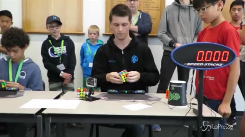 Feliks è il nuovo re del cubo di Rubik: 4 secondi per risolverlo