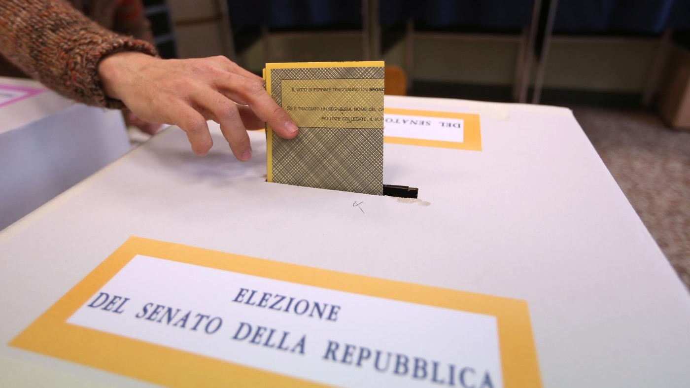 Elezioni, urne aperte dalle 7 alle 23. Affluenza delle 12: 19%, in aumento rispetto al 2013