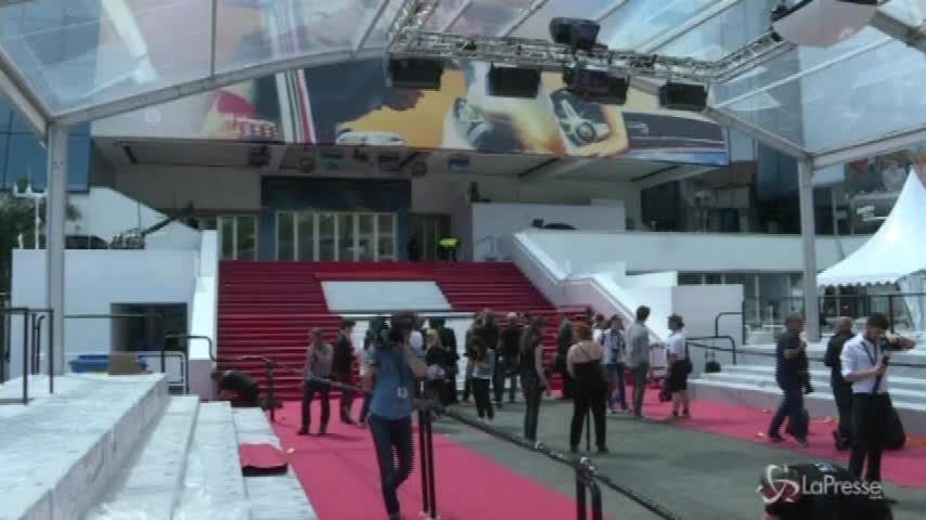 Cannes, fervono i preparativi per il red carpet