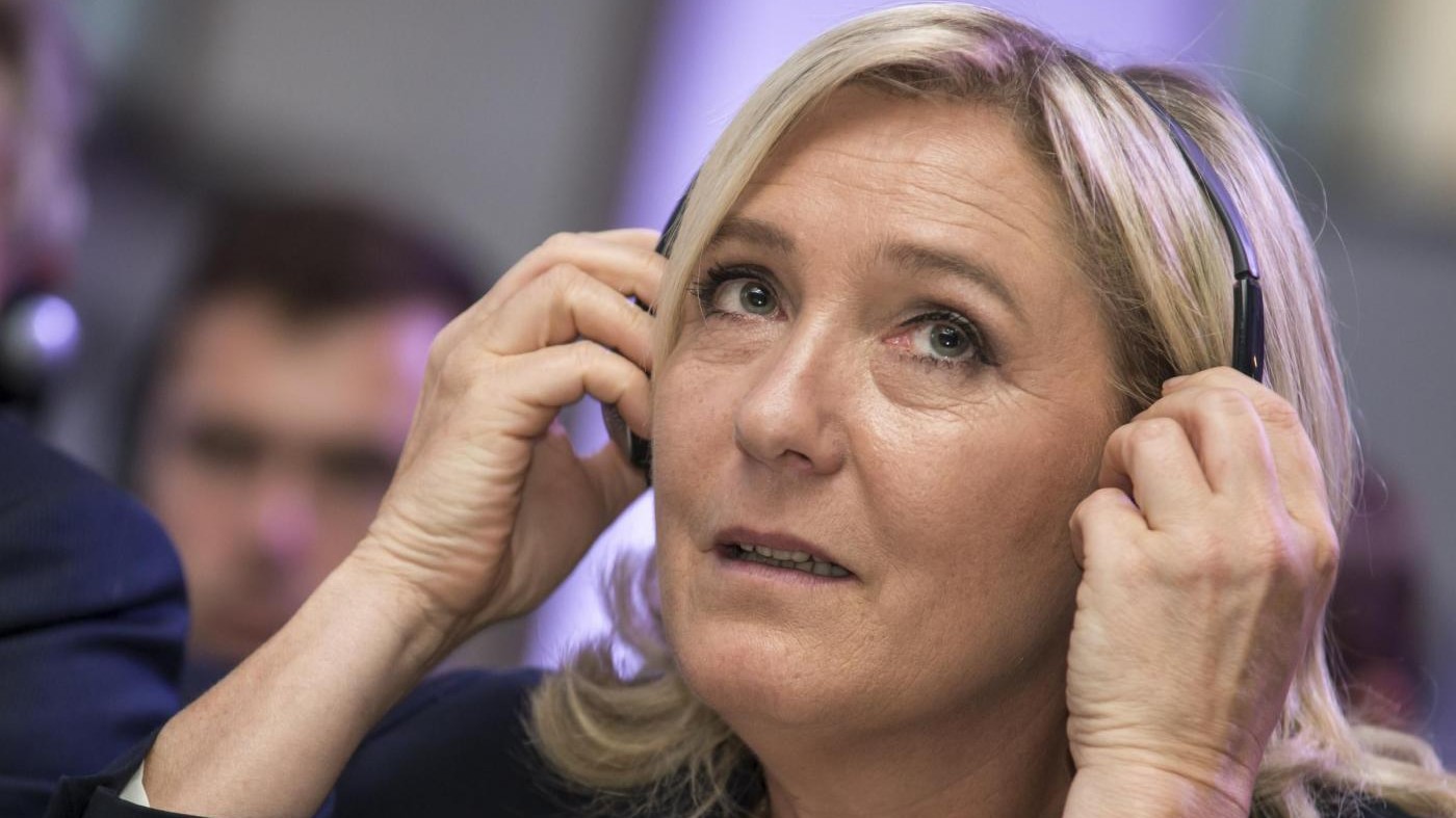 Francia, si allarga l’inchiesta su LePen: 7 milioni di fondi illeciti dall’Europarlamento