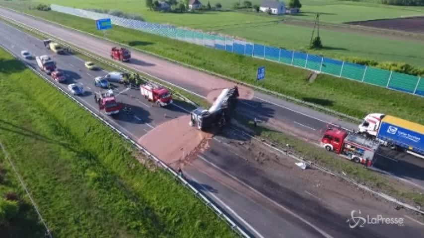 Polonia, 12 tonnellate di cioccolata in strada
