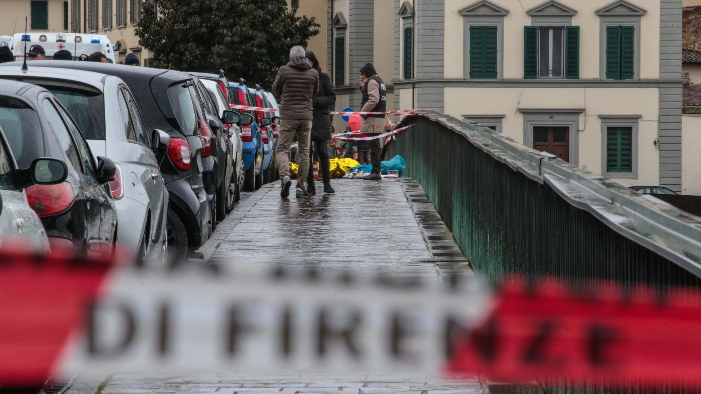 Firenze: vuole suicidarsi, poi cambia idea e spara a caso sul ponte: un morto
