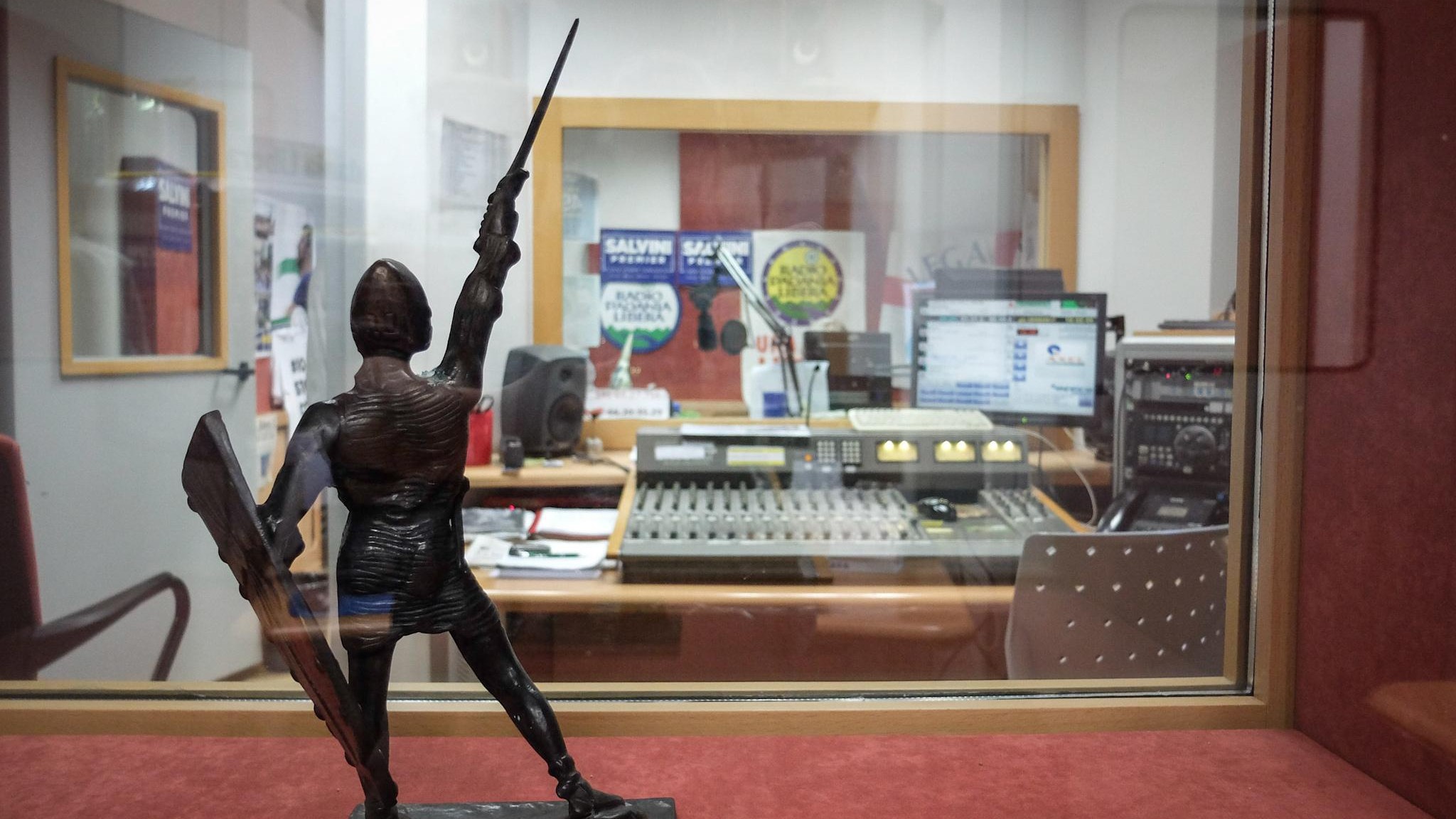 Milano, tenta di aggredire dipendente di Radio Padania con un’ascia: un fermo