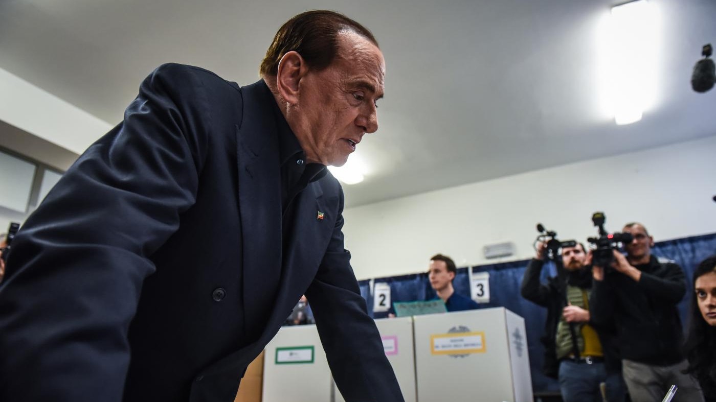 Elezioni, brucia sorpasso Lega su Fi. Berlusconi cerca i ‘responsabili’