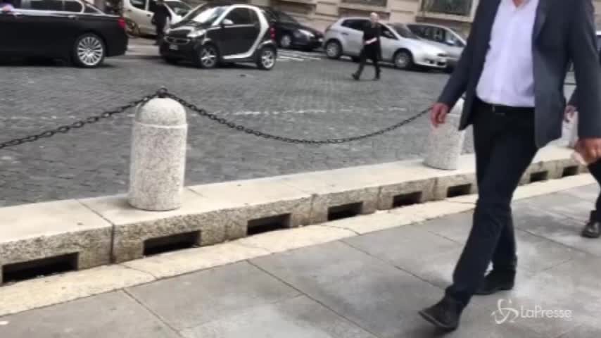 Salvini selfie con i passanti ma bocca cucita sul governo