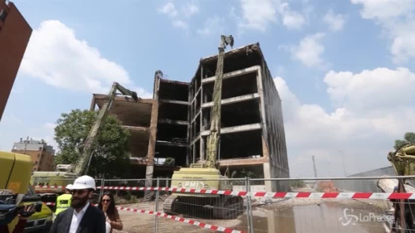 Milano, addio all’ecomostro: la demolizione del palazzo di via Boncompagni