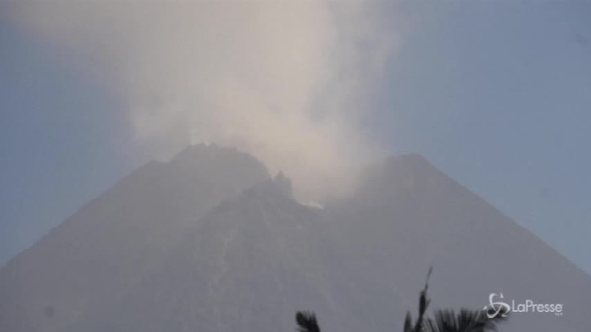 Indonesia, residenti in fuga per l’eruzione del vulcano Merapi