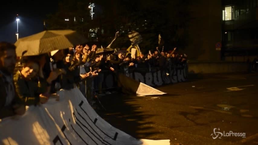 Juve campione d’Italia, tifosi in delirio accolgono la squadra all’aeroporto