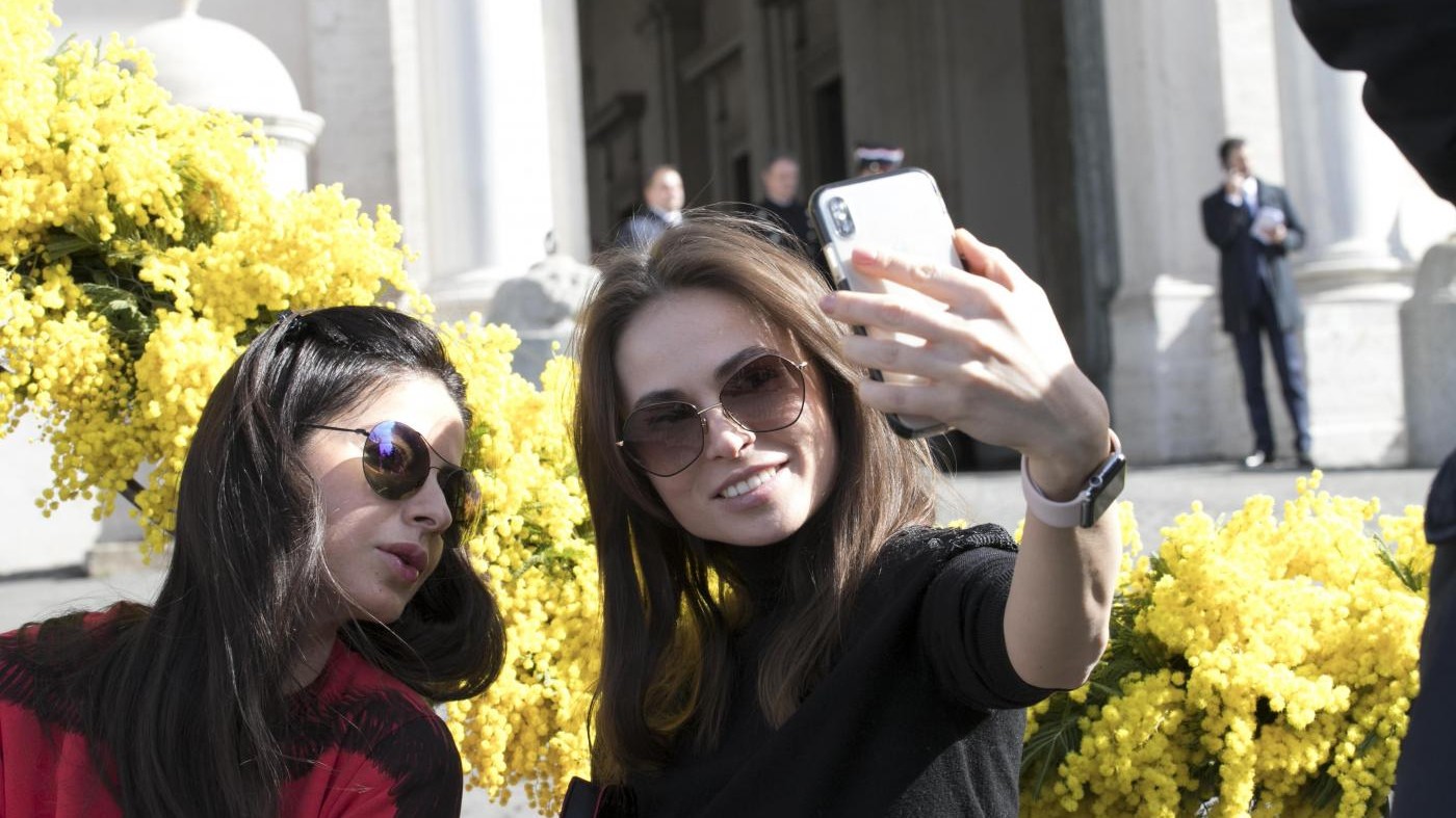 Mattarella: “Donne artefici della Repubblica, ma ancora umiliate e uccise”