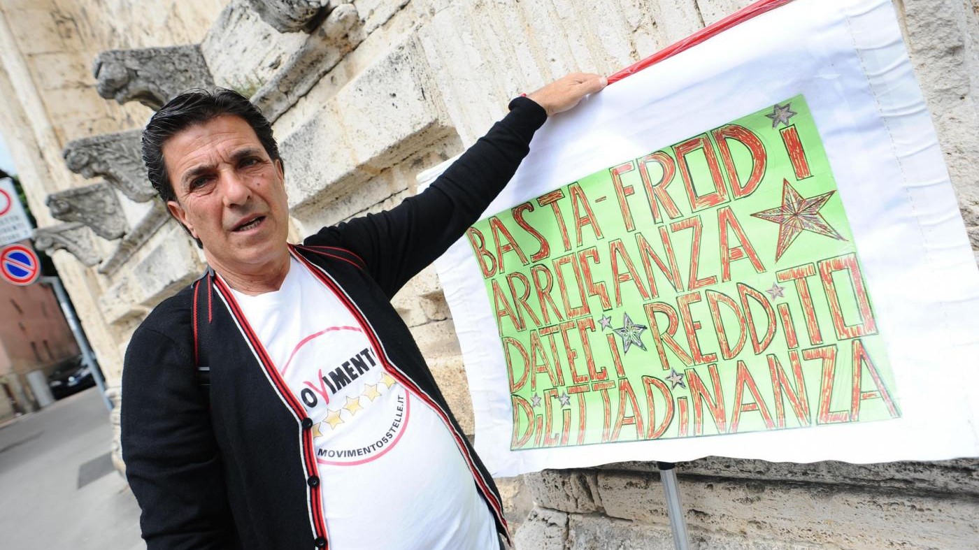 File per reddito cittadinanza. M5S: Bufala. Caf: Confusione con Rei