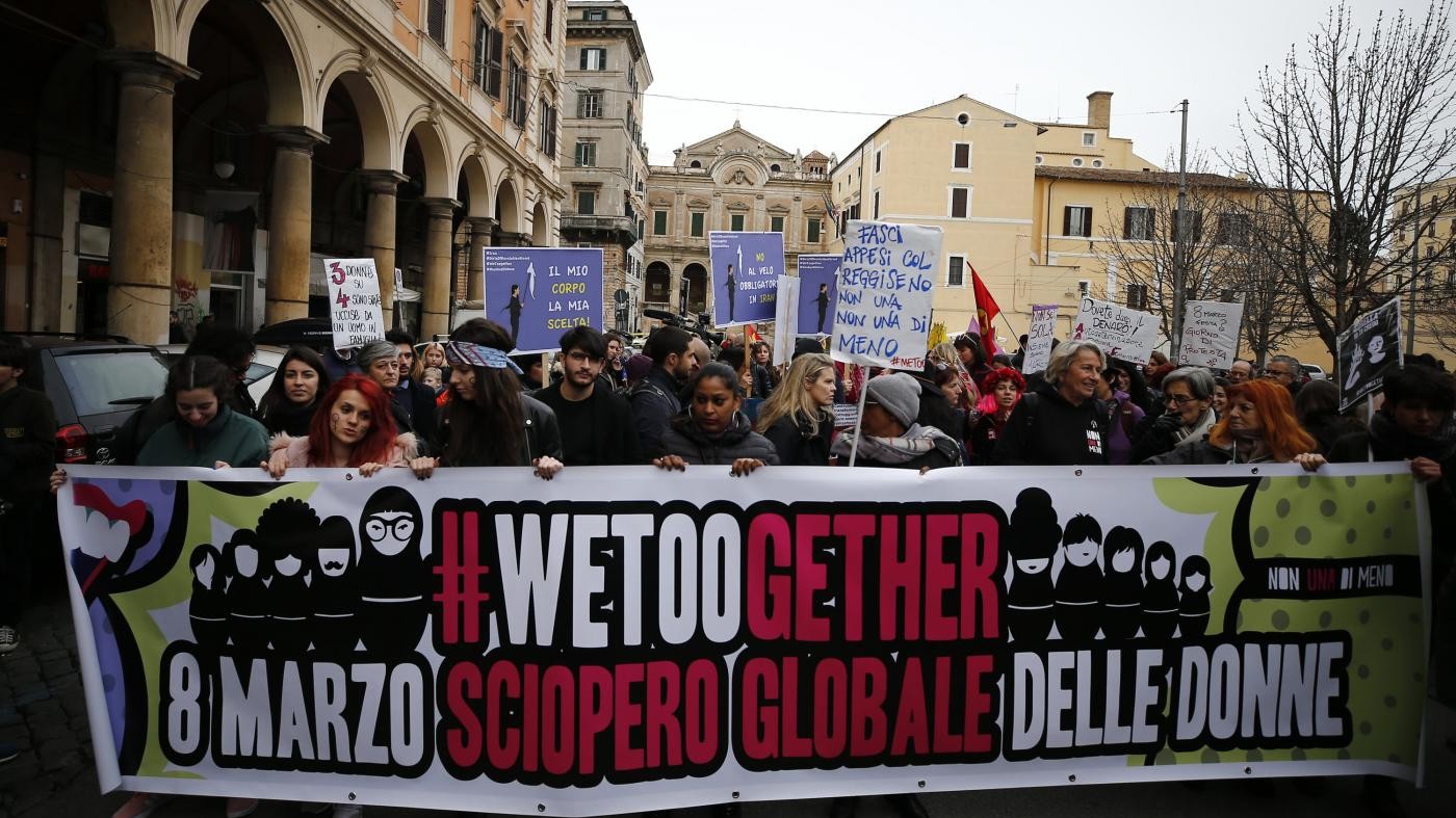 Sciopero 8 marzo: migliaia in piazza per le donne con ‘No una di meno’