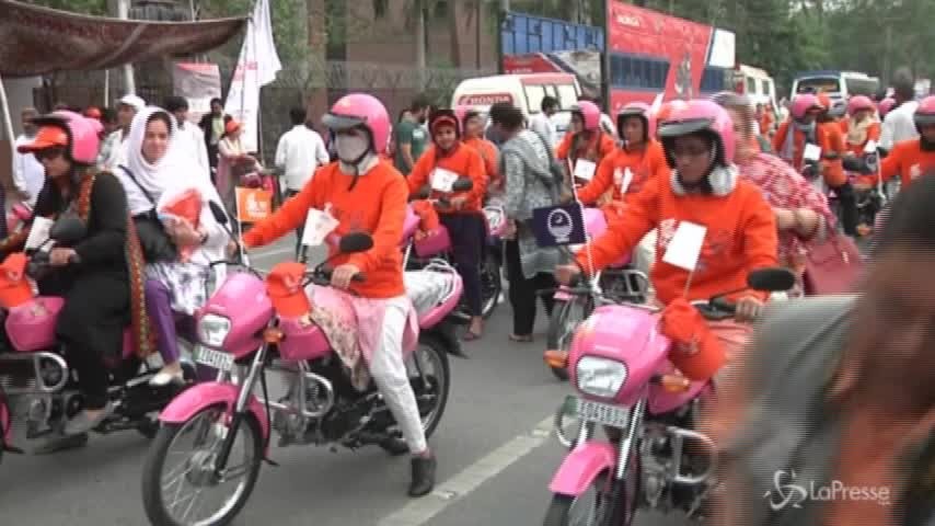 Pakistan, il motoraduno in rosa contro la violenza sulle donne