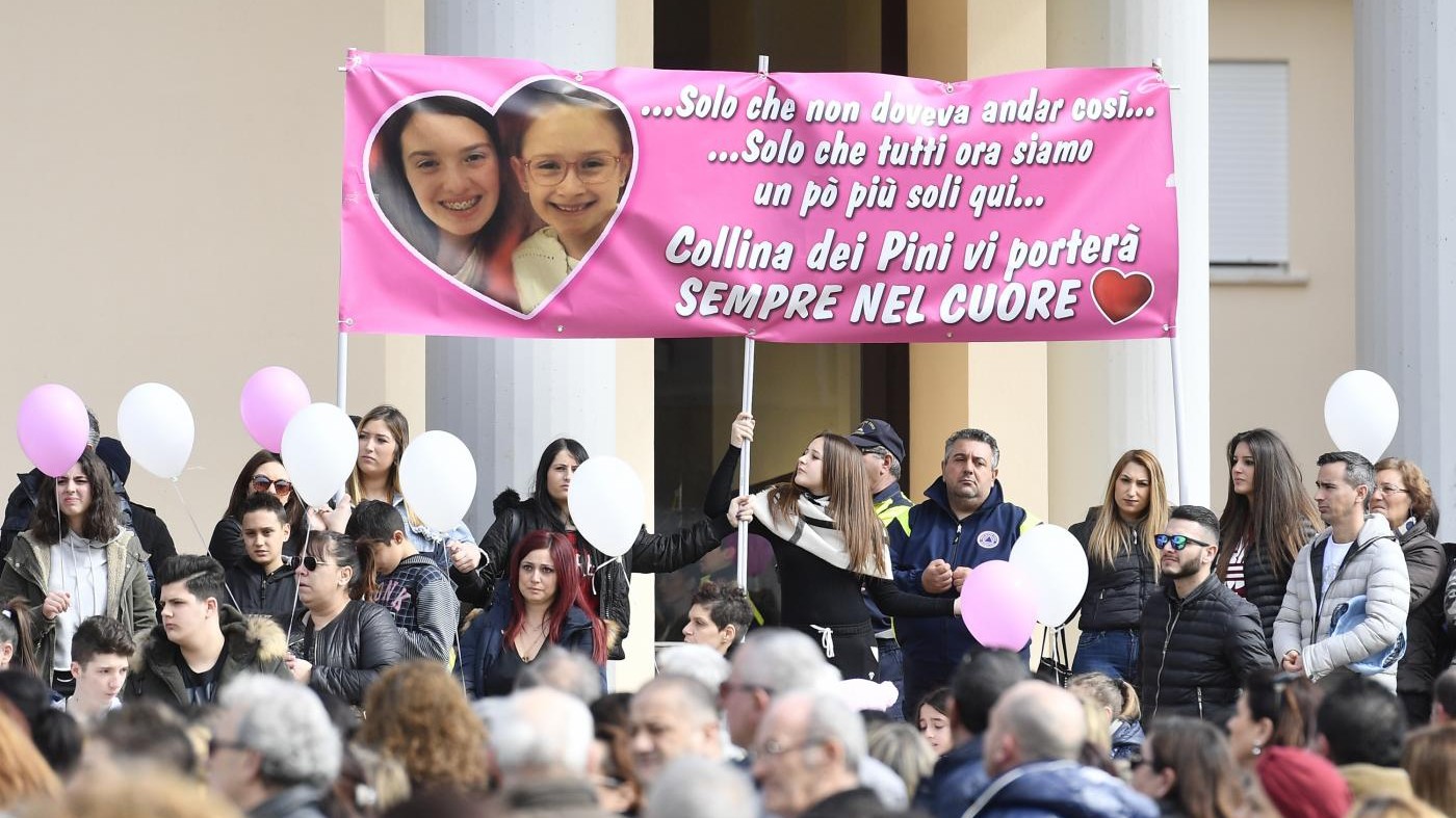 “Siamo tutti un po’ più soli. Ciao Martina e Alessia”. A Cisterna di Latina i funerali delle sorelline uccise dal padre