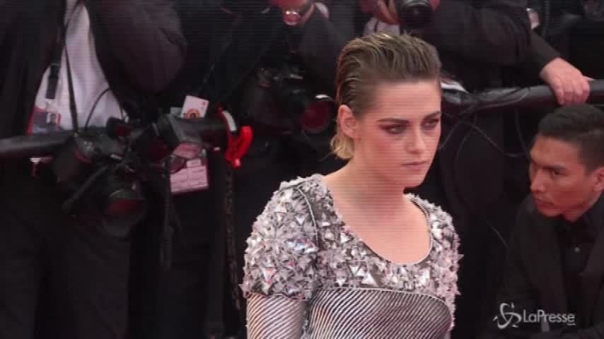 Cannes: Kristen Stewart a piedi nudi sul tappeto rosso