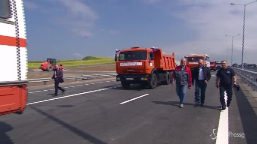 Putin “camionista” inaugura il ponte di Crimea