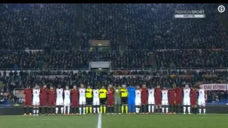 Roma e Torino insieme in centrocampo: il ricordo di Astori sulle note di Lucio Dalla | VIDEO