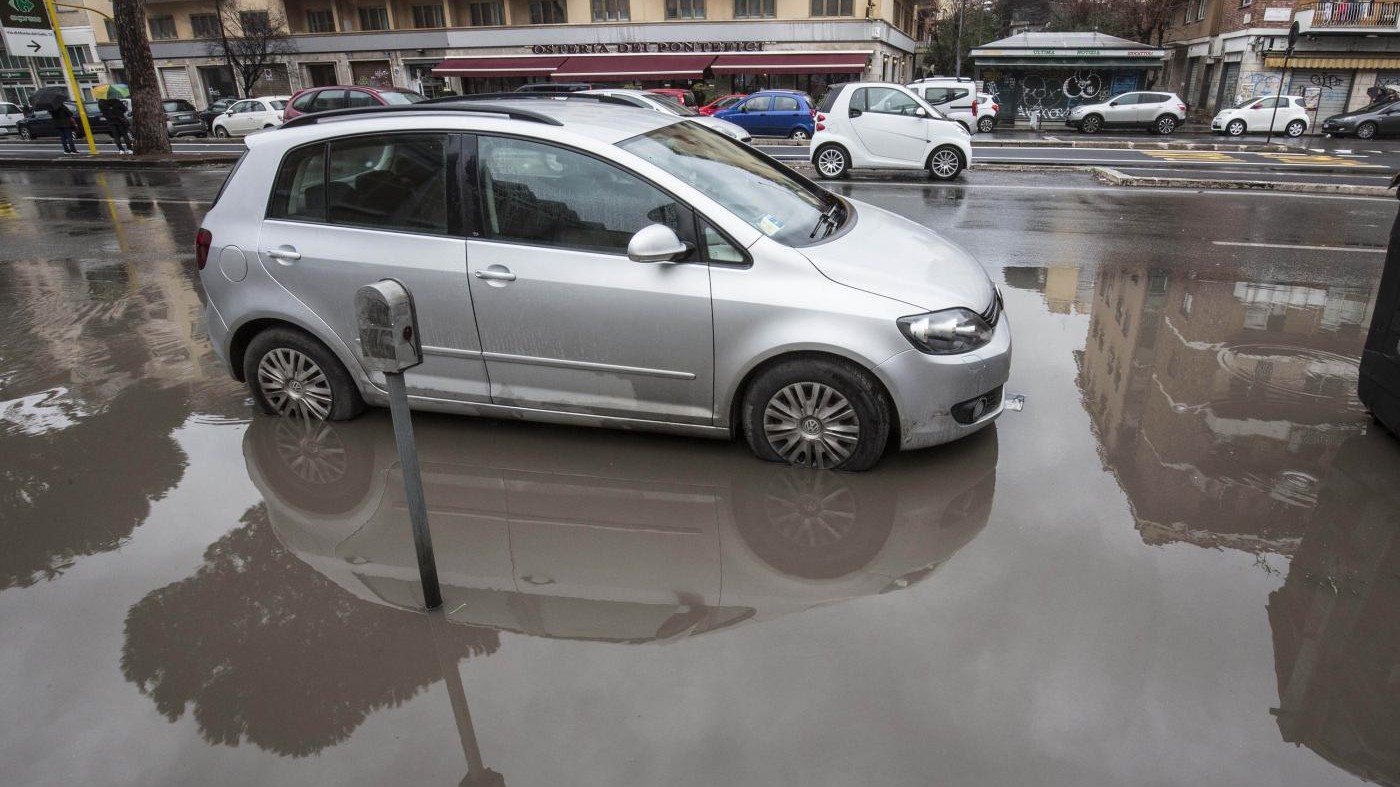 Meteo, Italia spaccata: caldo anomalo al sud, maltempo al nord