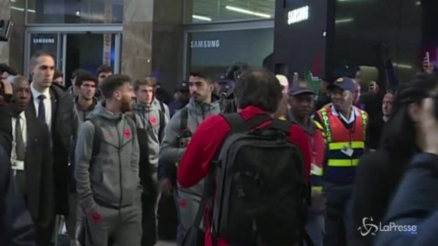 Sudafrica, il Barcellona arriva a Johannesburg: fan in delirio