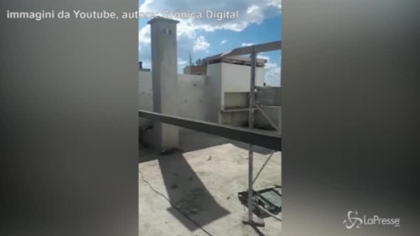 I muratori fissano una trave al muro, ma dimenticano un dettaglio