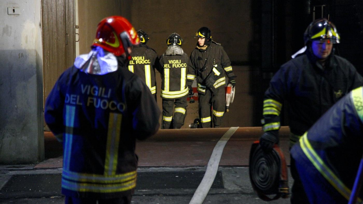Milano, vasto incendio in una cartiera a Cologno Monzese