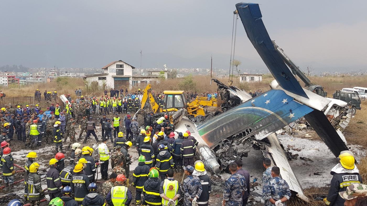 Nepal, aereo in fiamme si schianta vicino all’aeroporto di Kathmandu: almeno 49 morti