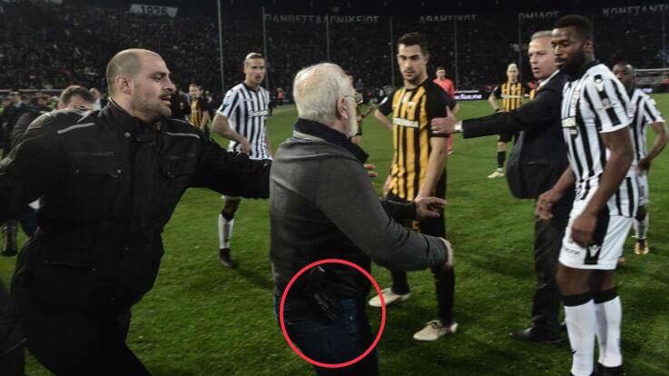 Grecia, il presidente del Paok entra in campo con la pistola. Campionato sospeso