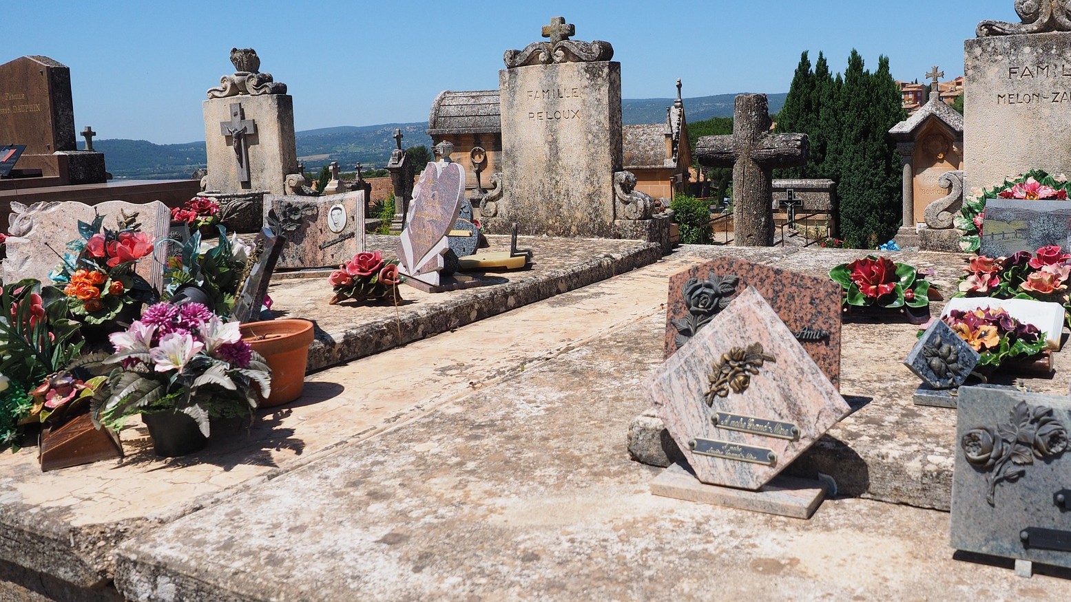 Torino, sciacalli fra le tombe al cimitero: in 15 agli arresti domiciliari