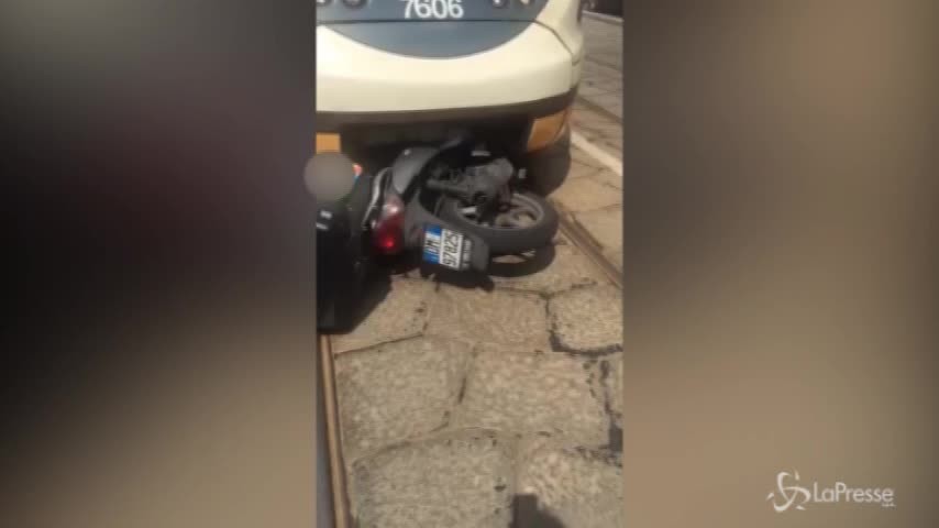 Milano, rider incastrato sotto al tram: il video dopo l’incidente
