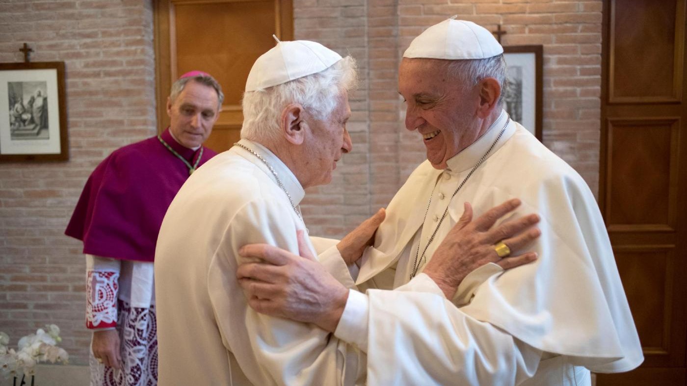Benedetto XVI difende Francesco: “Continuità interiore con suo papato”