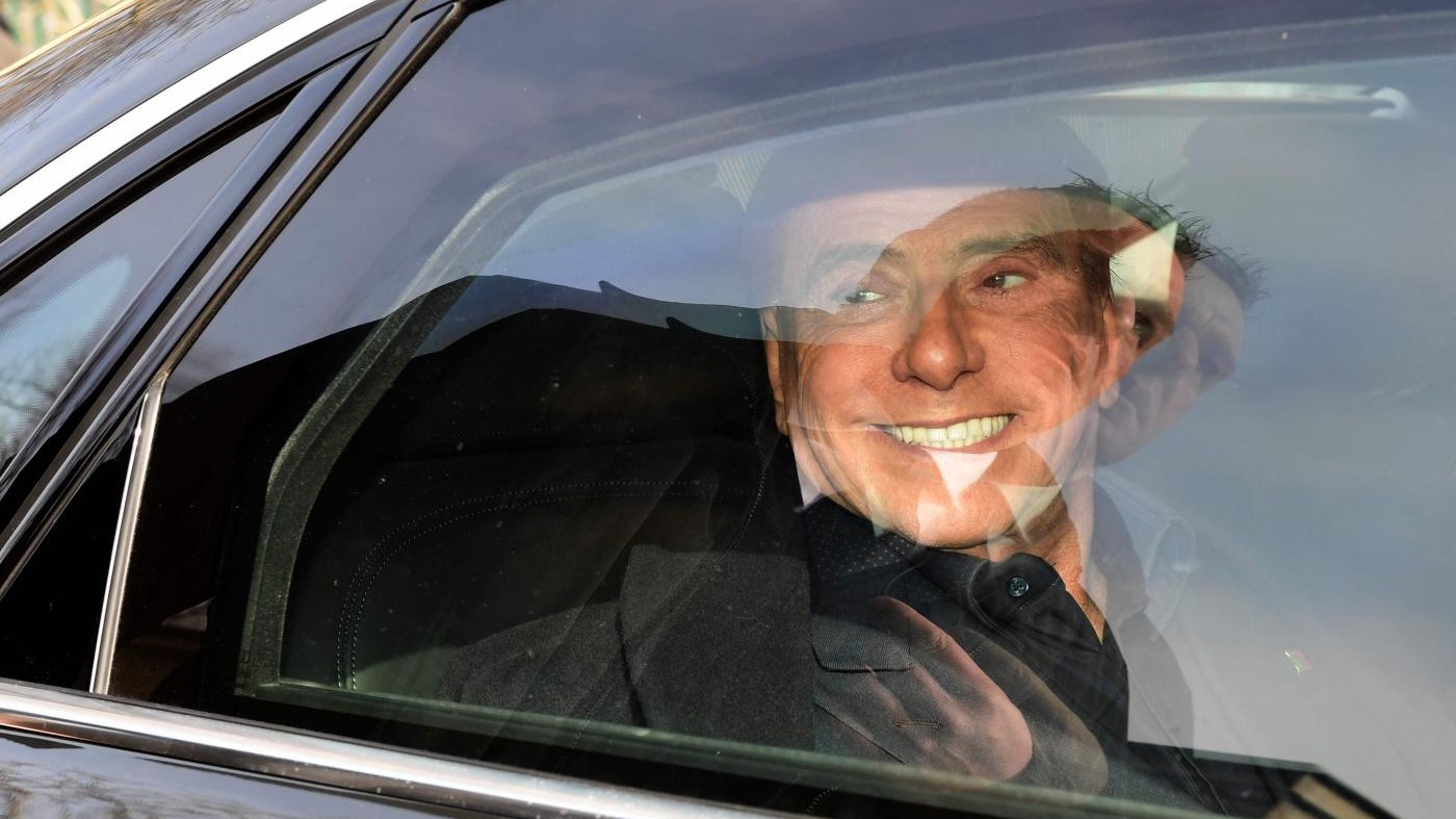 Berlusconi con un occhio su Pd e l’altro alla Lega: “No a nuove elezioni”