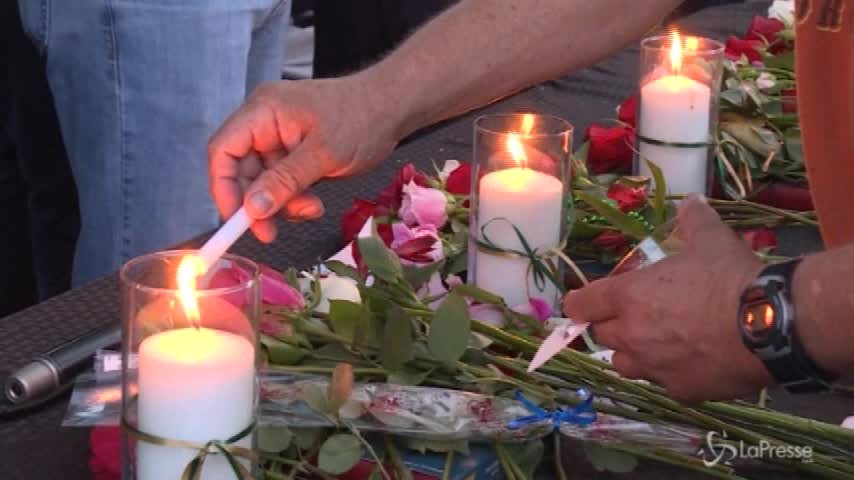 Texas, veglia per le vittime della sparatoria nel liceo di Santa Fe